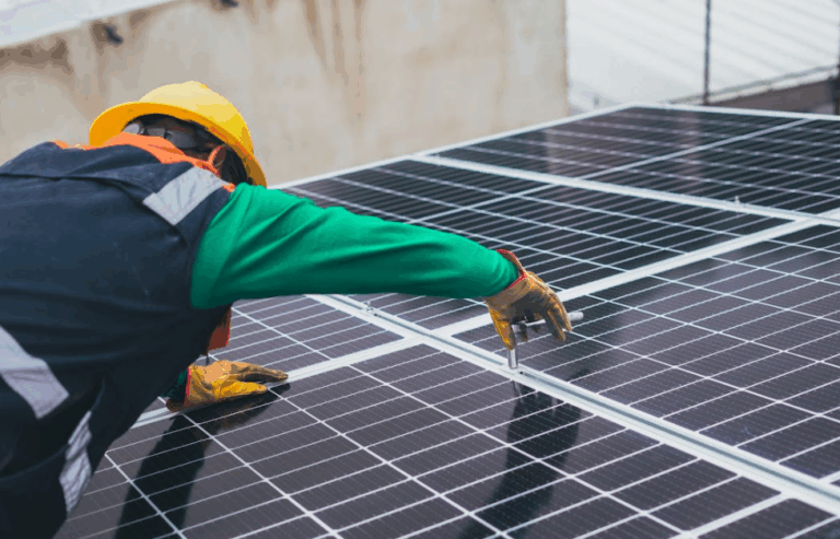 Německo mění pravidla pro solární elektrárny. Štědré státní dotace končí, majitelé domů budou muset elektřinu více spotřebovávat nebo prodávat na trhu