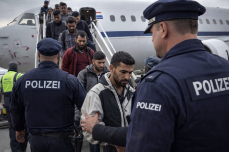 CSU chce zahájit „deportační ofenzivu“: návrat většiny Syřanů už letos. Co to znamená pro Česko?