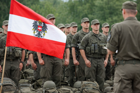 Rakouská armáda posiluje. Více vojáků, debata o delší vojně a otázka, kdo by zemi bránil