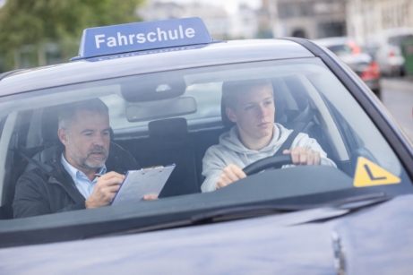 Zápisy do autoškol v Německu se propadly až o 70 %