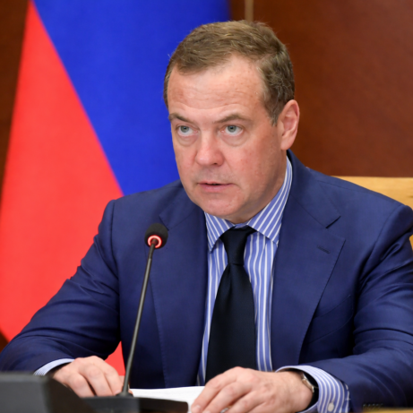 Konec poslední jaderné odzbrojovací smlouvy mezi USA a Ruskem není abstraktní geopolitická událost, ale zásadní zlom v bezpečnostním prostředí Evropy, jehož důsledky dopadají i na Českou republiku. Česko leží v srdci kontinentu, je členem NATO a zároveň zemí, která paralelně řeší rozšíření vlastní jaderné energetiky (Dukovany) a rostoucí vojenské výdaje. Rozpad kontrolního rámce nad strategickými jadernými zbraněmi znamená vyšší riziko eskalace, tlak na alianční obranu i dlouhodobou nejistotu, která se promítá do ekonomiky, investic a cen energií. Jinými slovy: to, co se dnes rozhoduje mezi Washingtonem, Moskvou a Pekingem, ovlivňuje i bezpečnost a prosperitu ČR.