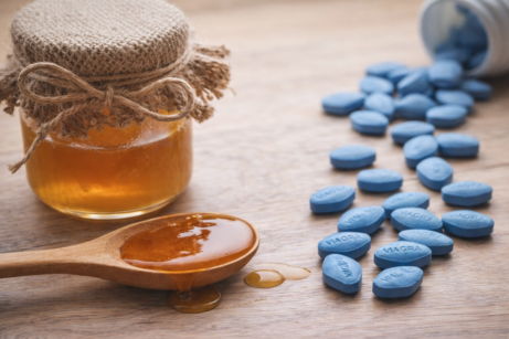 Trvalá erekce? V Německu žádný problém. Úřady varují před medovou pastou s účinnou látkou z Viagry