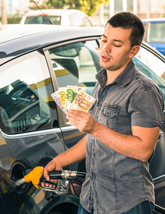 Německo zavádí tankovací slevy a bonusy pro zaměstnance. Politická bouře sílí