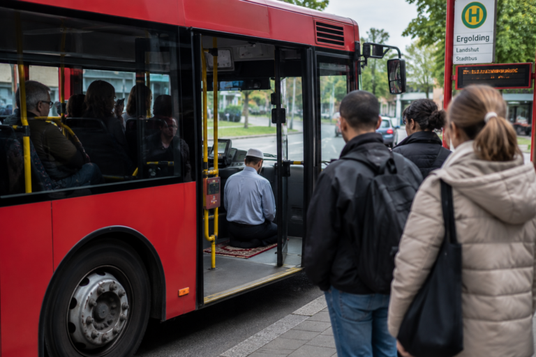 V Německu řeší, kde končí náboženská svoboda a&nbsp;začíná povinnost v práci. Řidič autobusu zastavil spoj kvůli modlitbě