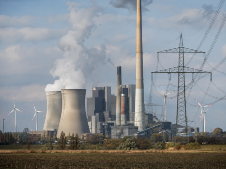 Průmyslová elektrárna pod větrnými turbínami