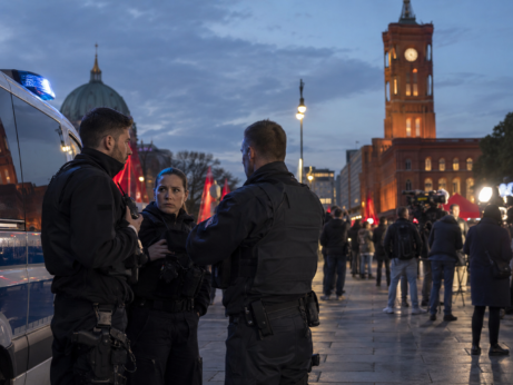 Policisté na večerním náměstí